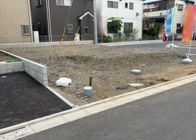 家を建てる場合、方位は要チェックです。現実的に日当たりのよい家ならばリビングは南側、建築基準法でも北側に当たる家への配慮は求められています。土地を見学に行く際は、方位磁針を持って行くようにしましょう。