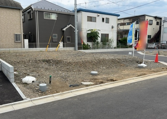 土地を買う際、住む地域の自治体や福祉の補助制度にも注目してみましょう。子供や老人の医療補助やゴミ出しのルールなど、自治体によってルールに大きな違いがあるため、暮らしやすい土地で判断するとよいでしょう。