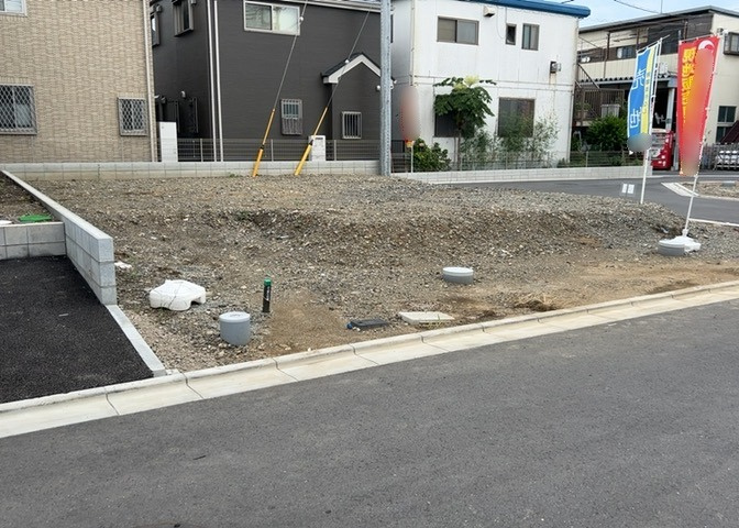 土地の前の道路に消火栓が設置されていることがあります。この場合、道路交通法第45条第1項により、駐車禁止の場所が指定されています。そのため、車庫などの駐車スペースをつくることができない場合があります。