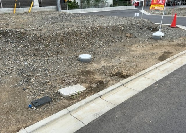 現地に行くなら、物件の周囲の地形がどうなっているかを見ることも大切です。周辺より低くなっている土地では、大雨などで水が集まりやすいため、地盤が弱くなっているということも考えられるため、注意が必要です。