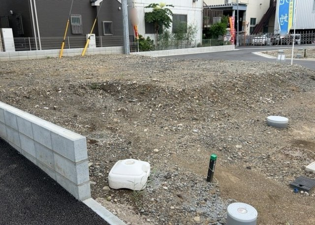 土地購入を検討されている場合、境界杭がない状態で購入してしまうと境界確定測量をする必要があり、費用がかかります。購入の前に、売主、隣土地所有者立ち合いのもと境界を確定し境界杭を設置するのがベストです。