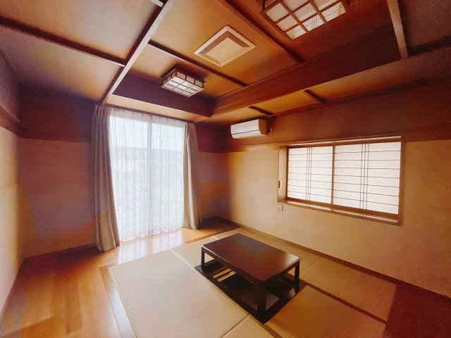 フローリングでは感じることのできない圧倒的な寛ぎやすさを実感してください。独立しているので周りを気にせず寝そべることもできますね♪