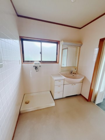 通常より広いタイプの洗面所になっています。のびのびと使える洗面所には寒い冬にストーブをおいても邪魔になりません♪