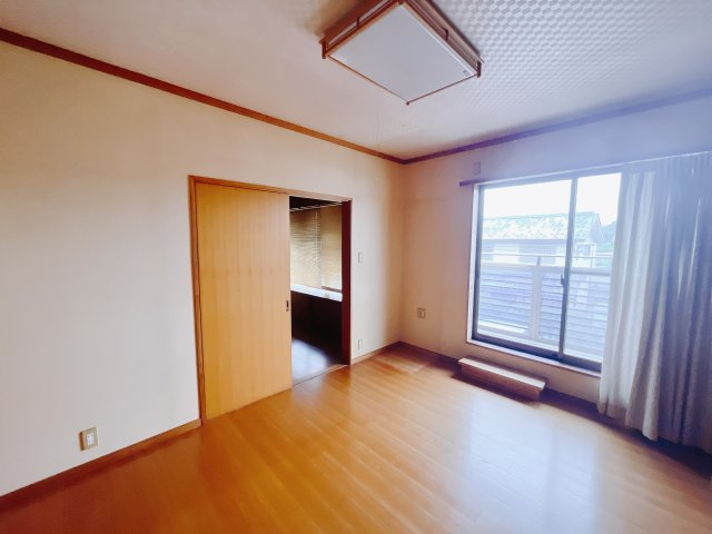 ダブルベッドを置いても充分な広さを2Ｆのお部屋に設けております。お子様と家族みんなで寝るのも夢じゃありません♪窓からは光が差し込むので日中でも明るいお部屋です。