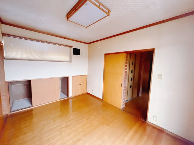 広い寝室ならインテリアも自由自在にお楽しみいただけます♪お外から帰ってきた後は寝室でゆっくり自分の時間をお過ごしください。
