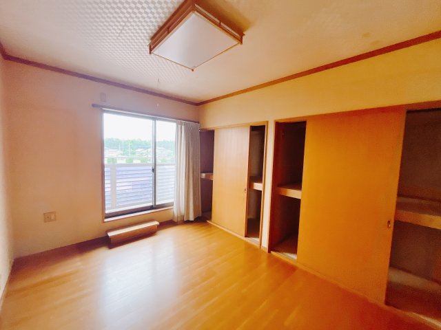 「今日も一日お疲れ様」とご夫婦でゆったりくつろげる寝室。毎日の家事やお仕事に疲れた日はフカフカのベットで癒されてください。テレビや本棚をおいても快適な広さなのが自慢のお部屋です♪