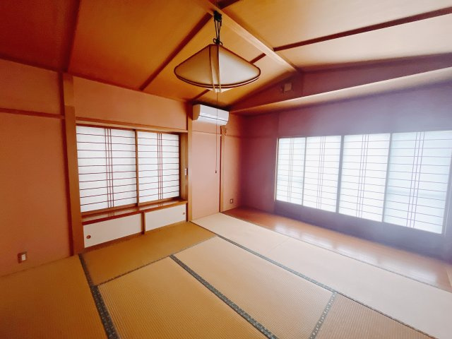和室でしか味わえない畳ならではの香りや素材で和のやすらぎを感じてください♪畳にはリラックス効果があるといわれています。のんびりするならやっぱり和室が一番ですね♪