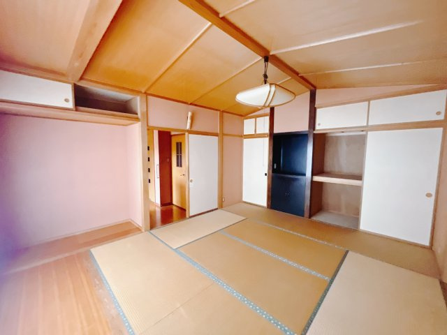 扉付きの和室なのでプライベートな空間にもなります。ご両親がお泊りになっても、ぬくもりを感じられる和室でゆっくりとお寛ぎいただけます♪