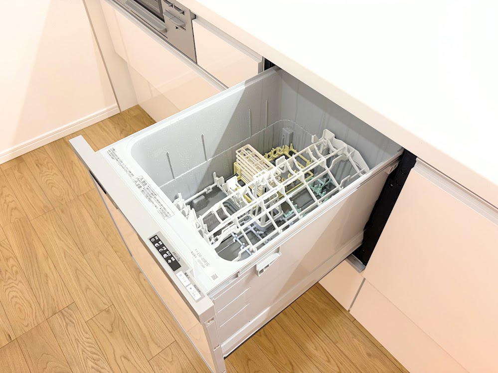 ◆食後の食器洗いは食洗機にお任せ！ご家族と団らんの時間を。家事の時短に効果大の食洗器付き。高温洗浄、節水効果もございます。
