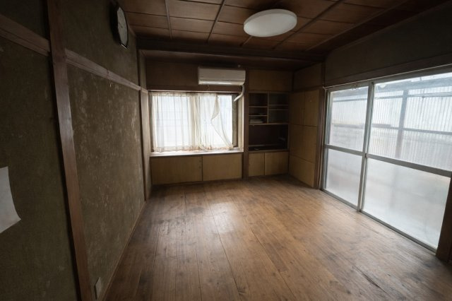 リビングに隣接した洋室は、独立した個室として使える落ち着いた空間。収納棚も備わり使い勝手良好です。リフォームにより間仕切りを変更すれば、リビングと一体化した広々とした空間としての活用も検討可能です。