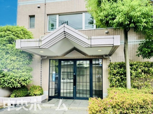 【エントランス】マンションのエントランスは、その物件の印象を決める、顔とも言える場所です。毎日通る場所ですからきれいなのが一番です。エントランス内はオートロックですので暮らしの安全も確保されています。