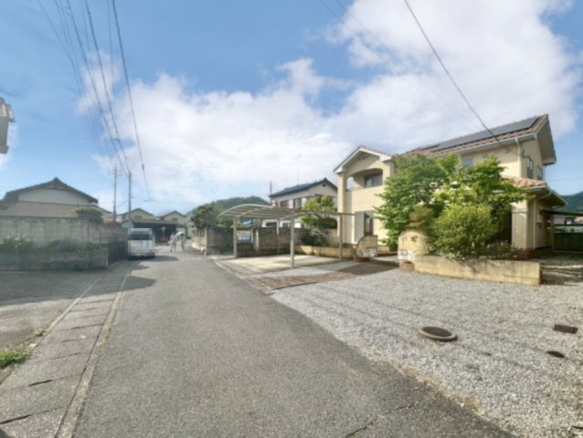 ■外観｜庭付き一戸建てならお子様やペットが走り回っても大丈夫！伸び伸びと遊び、過ごすことができます♪