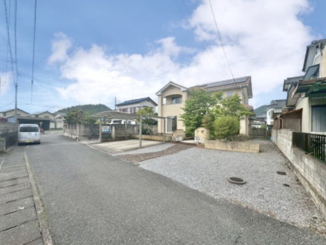 ■外観｜道路幅にゆとりがあることで駐車もしやすく、来客時や複数台利用の際にもストレスを感じにくいのが魅力の一つです♪