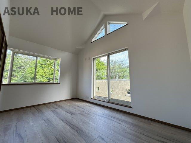 2面採光で明るいお部屋です。広々と開放感があります。自分だけの充実した空間を楽しめます。