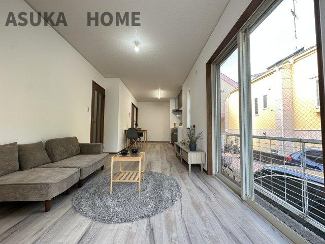 12.6帖のLDKは窓も大きく南面に面しているため明るい日差しが差し込みます。