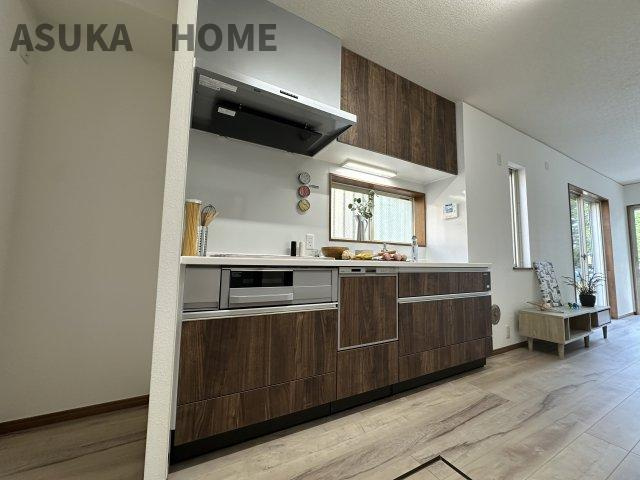 南面道路のため、リビングは陽当たり良好です。優しい色合いのリビングで癒されますね。