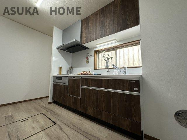 ドアの茶色い木目がアクセントになっており素敵なシステムキッチンです。