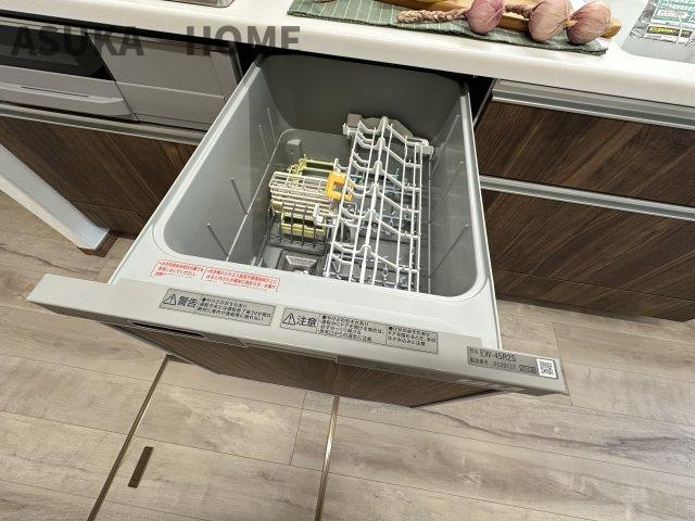 食器洗浄乾燥機付きのシステムキッチンです。家事の時短や節水にもなり家計に優しい設備ですね。