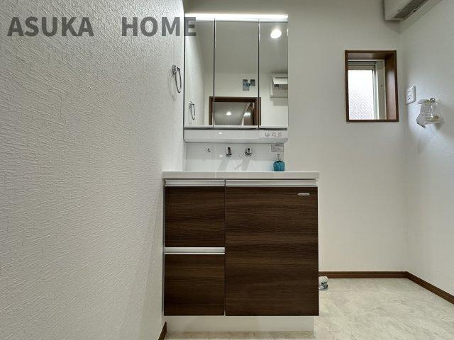 一日の始まりの朝、歯磨きをしたりメイクや髪をセットしたり、使いやすさが考えられた3面鏡です♪