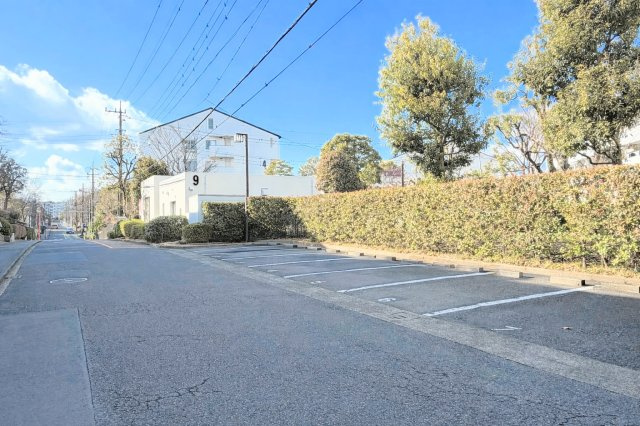 ◆ゆったりとした駐車スペースを確保いたしました♪自転車やバイクなど、ゆとりのある敷地で置き場所に困ることはないでしょう。