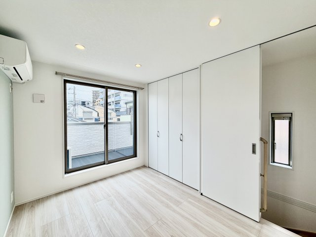 太陽が微動している。リビング、キッチン、子ども部屋、和室、庭。どこまでも明るく、どこまでも温かい。陽あたり良好は幸せの言葉。陽あたり良好の部屋は家族は陽射しのように温かい。