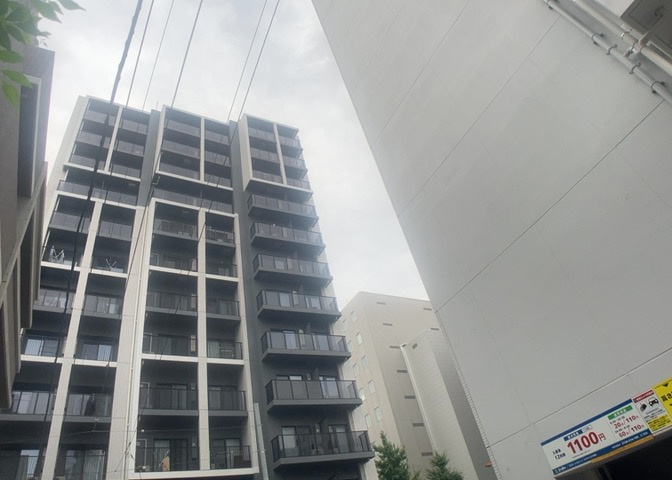 眺望を気にして物件を探す場合、前面に建物が建っていないか現地で確認しましょう！前面に建物があると景色はもちろん、日当たりや風通しにも影響が出てきます。住んだ時のことを想像しながら現地見学をしましょう。