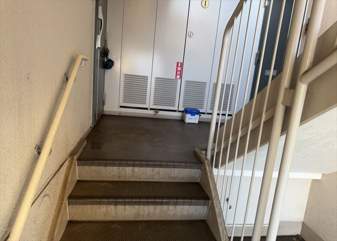 共用部分は、一棟の建物に住む区分所有者全員が共同で所有するとし、共用部分の管理、補修などは、区分所有者で形成される管理組合が行います。個人の判断で勝手に変更することはできませんので覚えておきましょう。