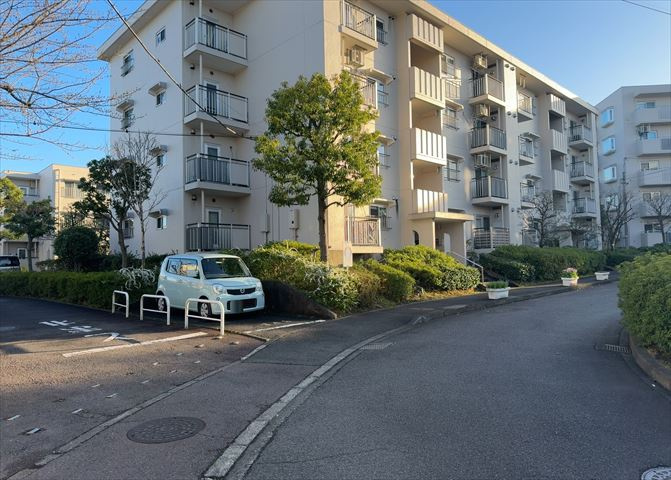 隣家の土地はどうなっているのか、生活利便施設が近くにあるのか、学校まで近いかなど、お客様のライフスタイルにあわせたイメージが重要です。また、近くにあると困る施設が近くにないかも確認するといいでしょう。