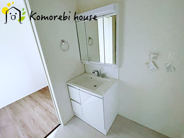 独立洗面台、小物を置くことができて便利です