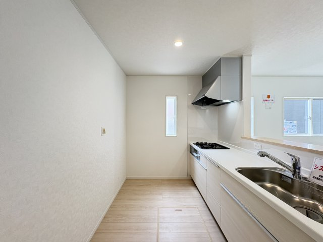 調理道具や調味料もすっきりしまえる、収納力のあるキッチン