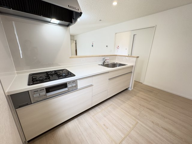 調理道具や調味料もすっきりしまえる、収納力のあるキッチン
