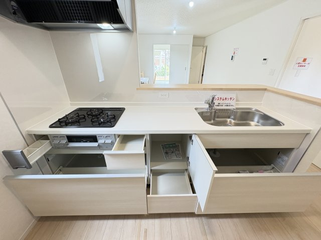 調理道具や調味料もすっきりしまえる、収納力のあるキッチン