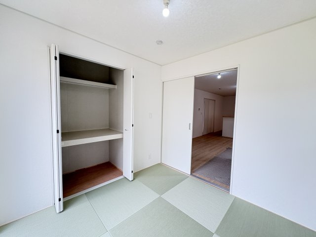 リビングに隣接した和室は、お子さまのお昼寝スペースや来客時にも重宝します。