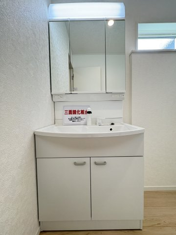 洗面小物や日用品を収納できる便利な設計で、整理整頓もラクラク。