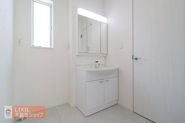 【洗髪洗面化粧台】現地完成写真。ご家族分もたっぷり収納できます！