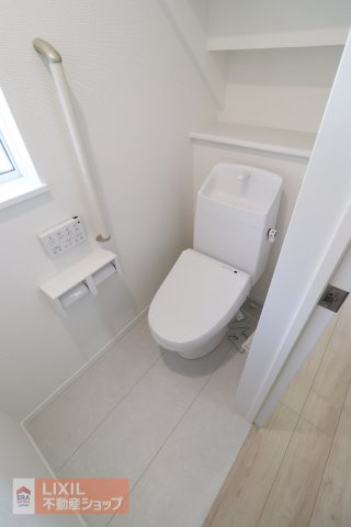 【トイレ】現地完成写真。温水洗浄暖房便座付き。
