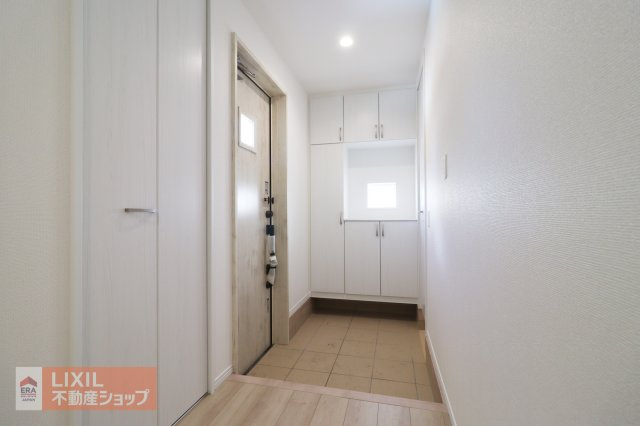 【玄関】現地完成写真。ゆったりと明るい玄関がご家族や来客をお出迎え。
