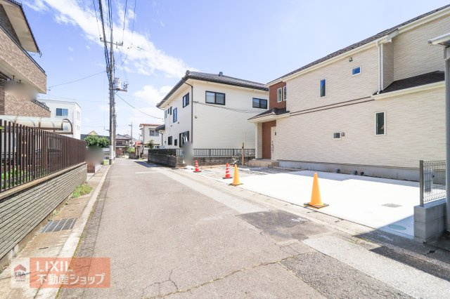 【前面道路】現地完成写真。道幅や駐車など、ご確認ください。