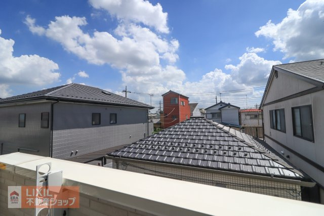 【建物からの眺望】現地完成写真。バルコニーからの景色。十分な間隔が確保されております。