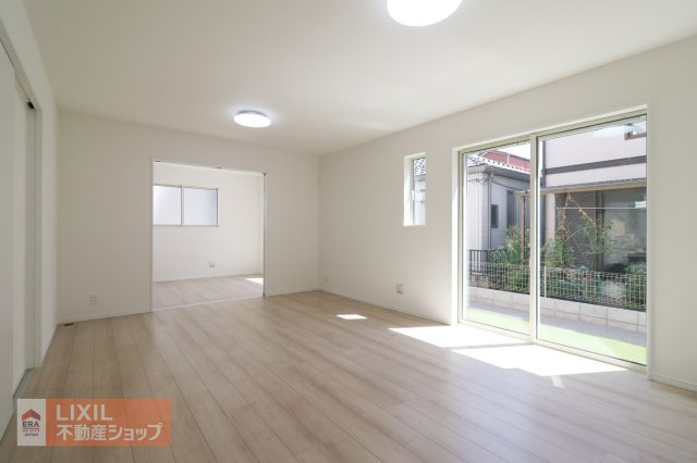 【リビングダイニング】現地完成写真。家族で過ごせるくつろぎの空間