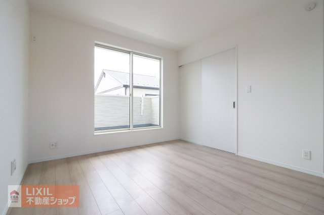 【洋室】現地完成写真。陽当たりや通風が心地よい洋室♪