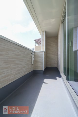 【バルコニー】現地完成写真。広々バルコニーでお布団や洗濯物がたくさん干せます♪