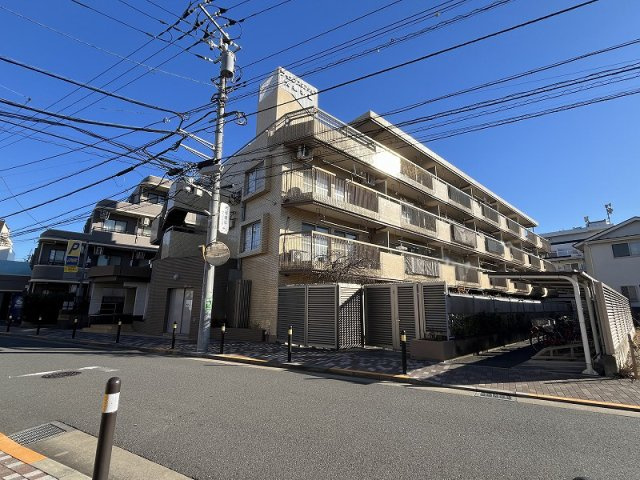 小学校まで徒歩約2分と近く、お子様の通学に安心な環境