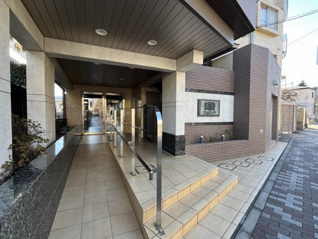 バス利用にて複数路線が利用することができ、通勤・通学に便利な立地