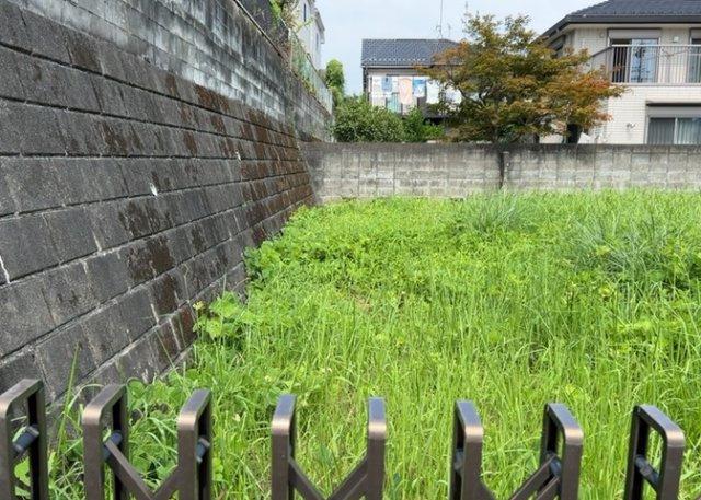 土地の形が極端に長細かったり、狭小地、あるいは道路との高低差がある傾斜地だった場合、後々売ろうとしても買い手がつかない場合もあります。後々、売却することになった時に価値の下がらない土地を選びましょう。
