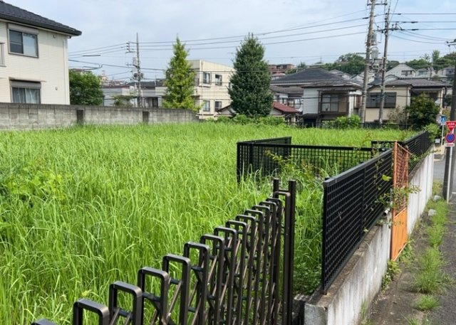 土地の面積＝住宅面積ではありません。建ぺい率の問題などで、土地のある場所によって住宅を建てられる面積は限られています。高さもしかり、「土地」という言葉の中には、建築条件も含まれると考えておきましょう。