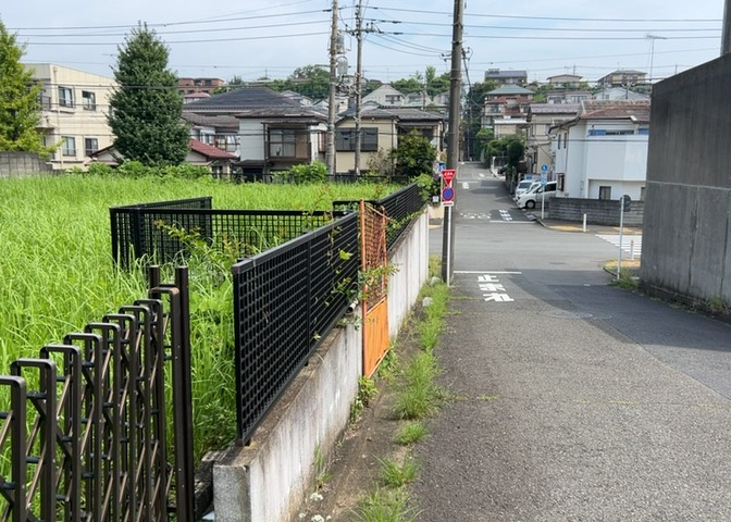 家を建てる場合、方位は要チェックです。現実的に日当たりのよい家ならばリビングは南側、建築基準法でも北側に当たる家への配慮は求められています。土地を見学に行く際は、方位磁針を持って行くようにしましょう。