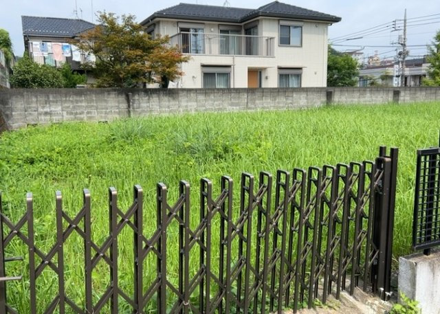 土地を買う際、住む地域の自治体や福祉の補助制度にも注目してみましょう。子供や老人の医療補助やゴミ出しのルールなど、自治体によってルールに大きな違いがあるため、暮らしやすい土地で判断するとよいでしょう。
