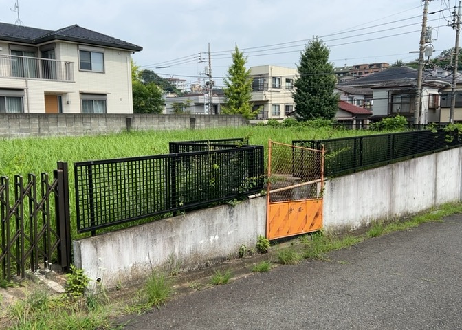 土地の前の道路に消火栓が設置されていることがあります。この場合、道路交通法第45条第1項により、駐車禁止の場所が指定されています。そのため、車庫などの駐車スペースをつくることができない場合があります。