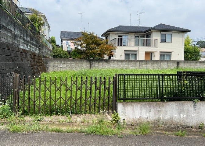 現地に行くなら、物件の周囲の地形がどうなっているかを見ることも大切です。周辺より低くなっている土地では、大雨などで水が集まりやすいため、地盤が弱くなっているということも考えられるため、注意が必要です。